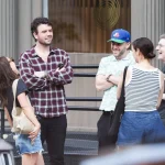 natalie-portman-with-taylor-swifts-brother-austin-in-v0-ehkdkd77kief1